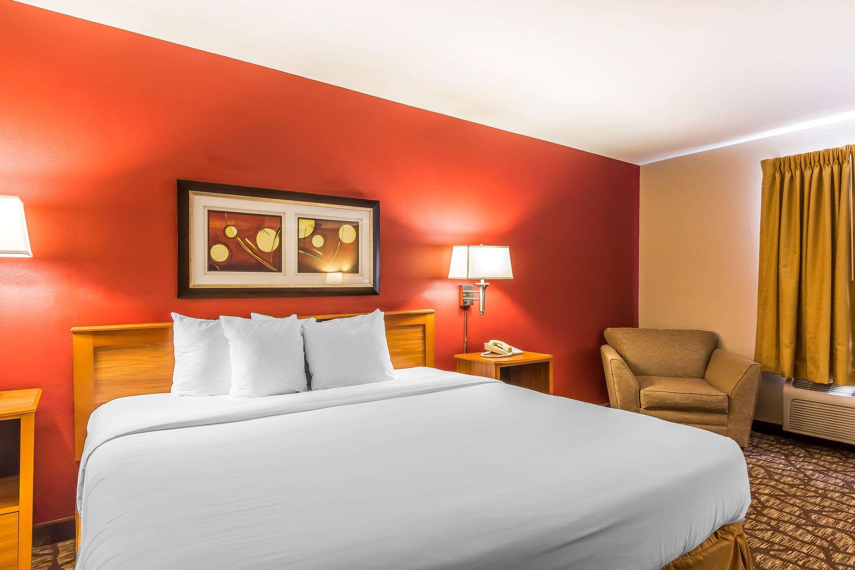Quality Inn & Suites Chesterfield Village Springfield Exterior foto