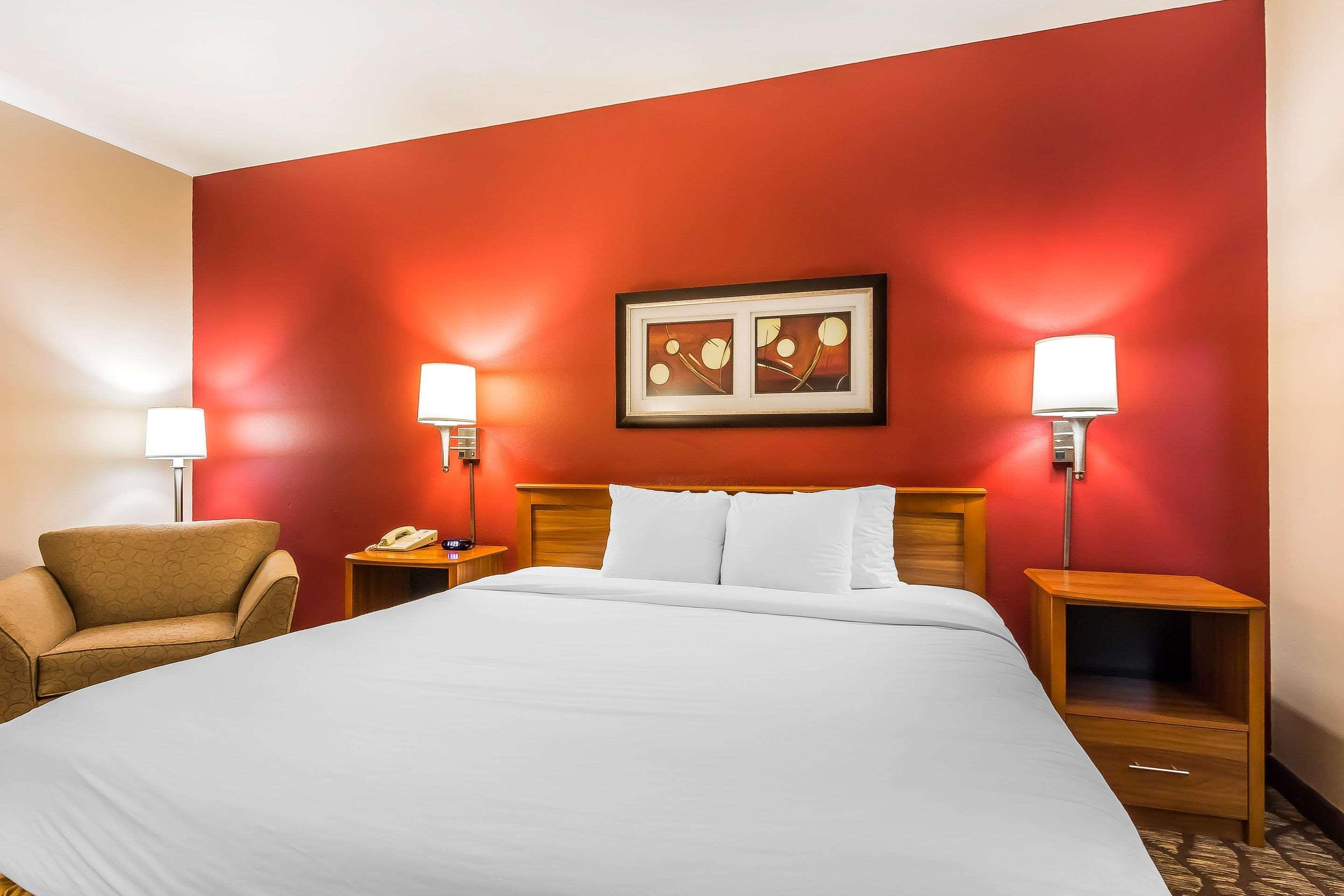 Quality Inn & Suites Chesterfield Village Springfield Exterior foto