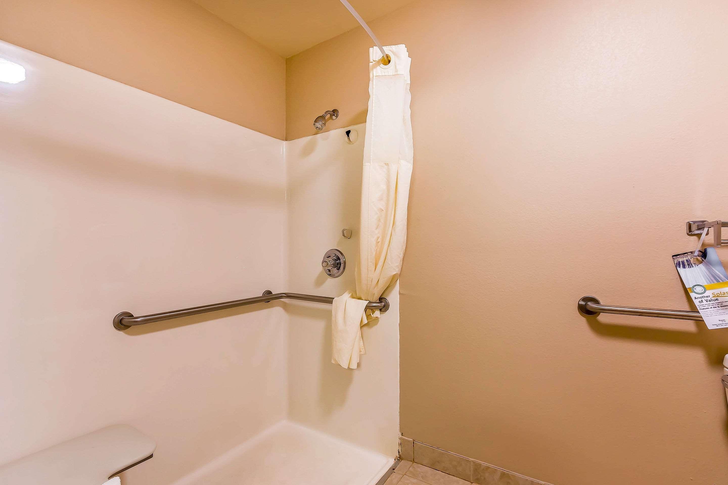 Quality Inn & Suites Chesterfield Village Springfield Exterior foto