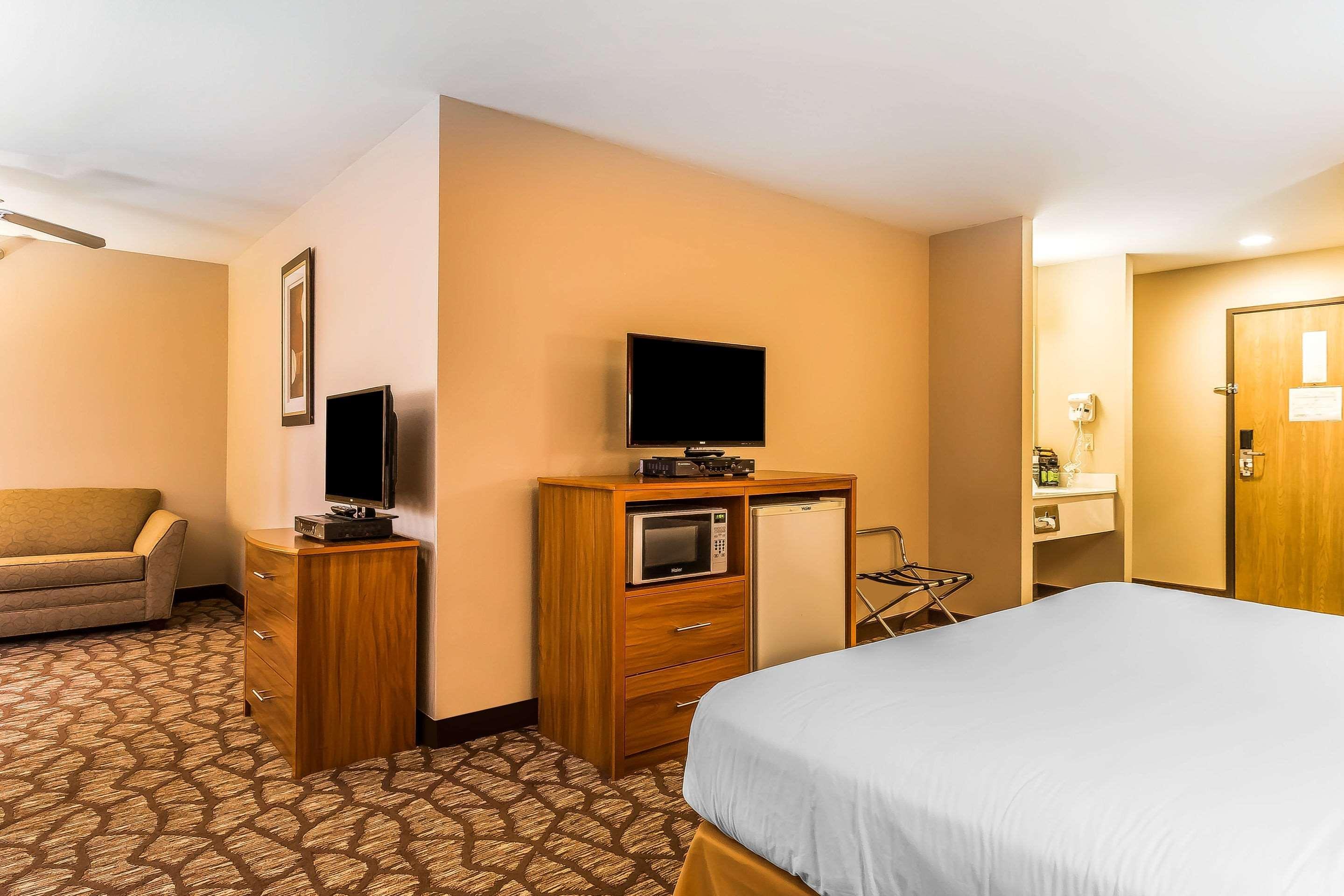 Quality Inn & Suites Chesterfield Village Springfield Exterior foto
