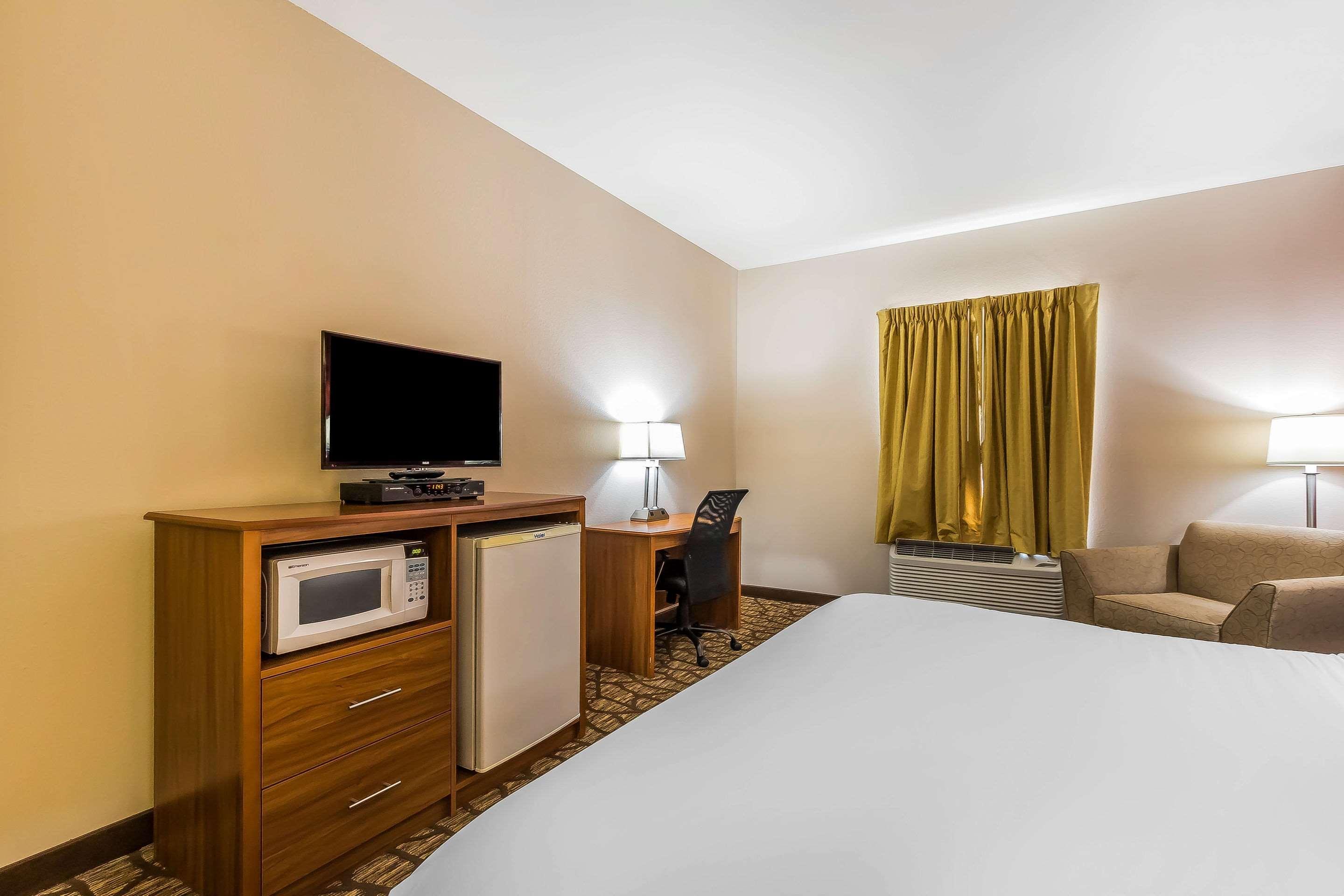 Quality Inn & Suites Chesterfield Village Springfield Exterior foto