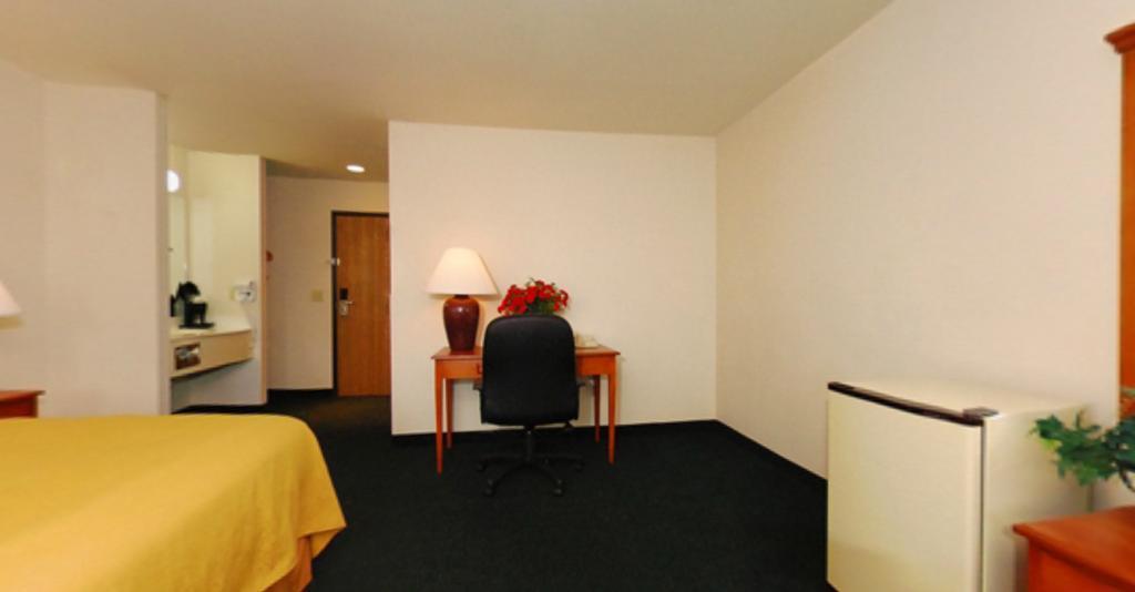 Quality Inn & Suites Chesterfield Village Springfield Exterior foto