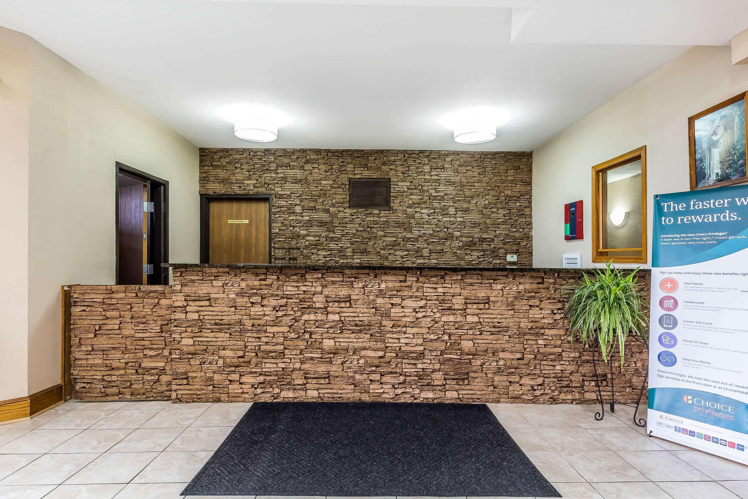 Quality Inn & Suites Chesterfield Village Springfield Exterior foto