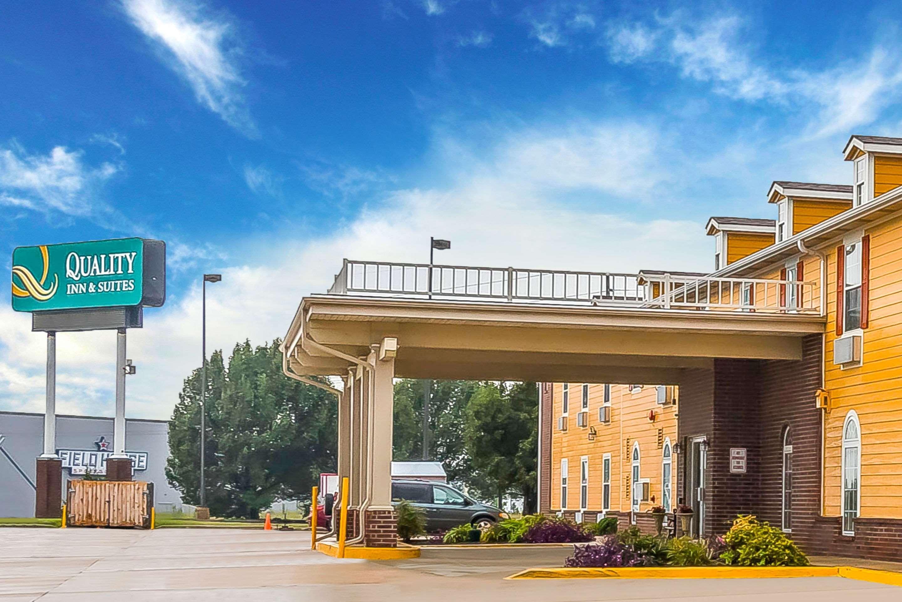 Quality Inn & Suites Chesterfield Village Springfield Exterior foto