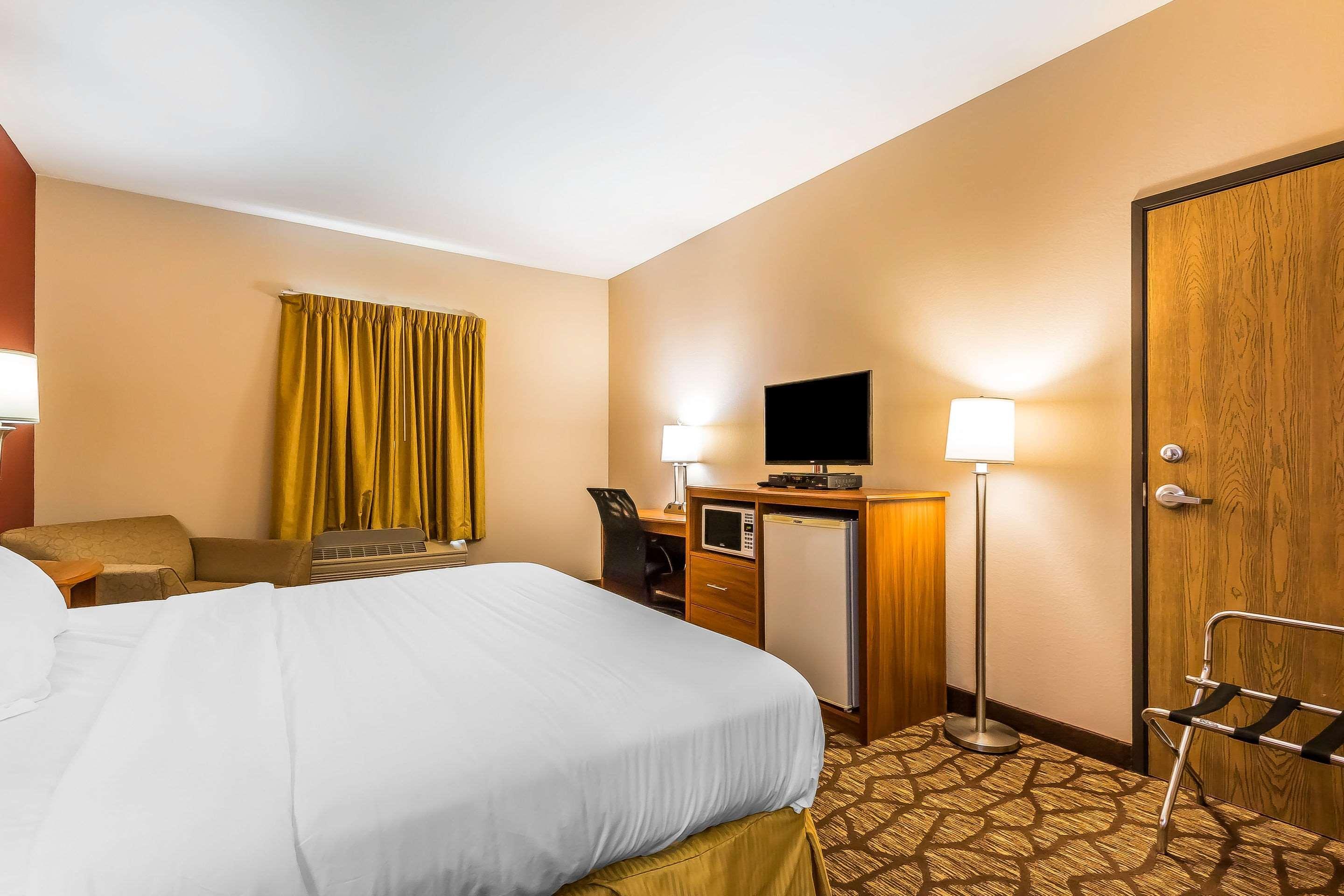 Quality Inn & Suites Chesterfield Village Springfield Exterior foto