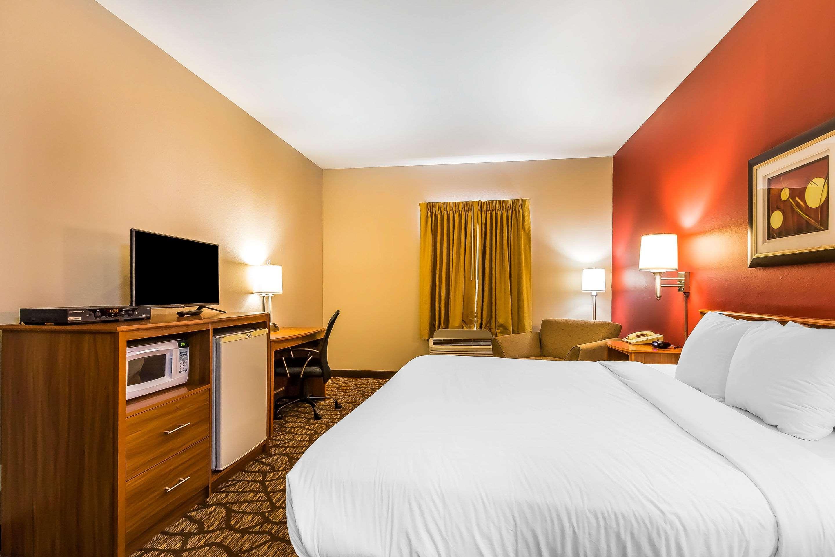 Quality Inn & Suites Chesterfield Village Springfield Exterior foto