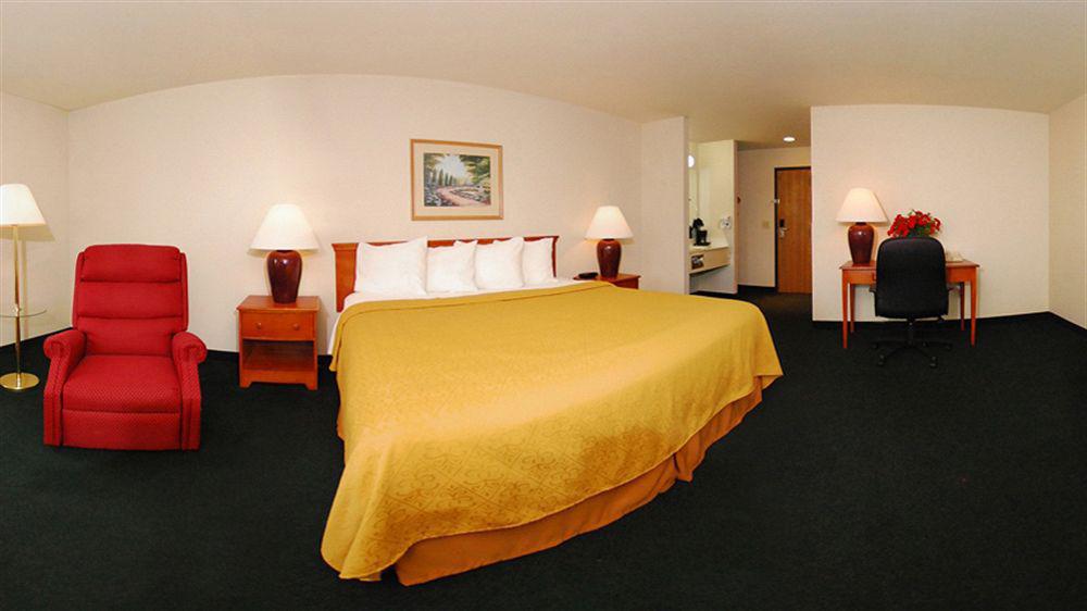 Quality Inn & Suites Chesterfield Village Springfield Exterior foto